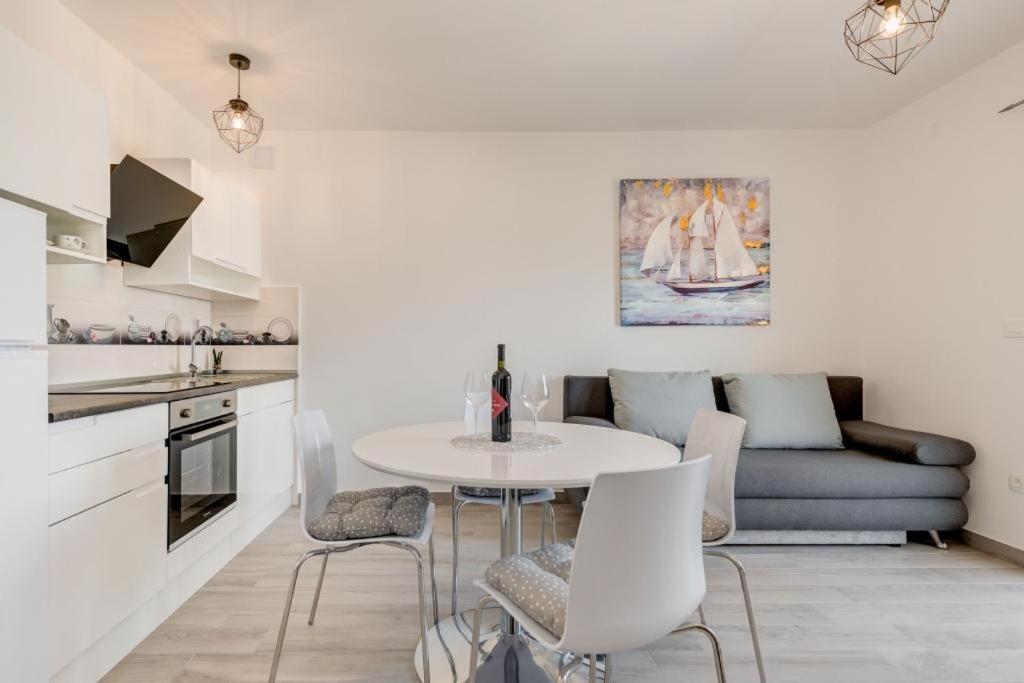 Ferienwohnung In Arbanija Mit Meerblick, Balkon, Klimaanlage, W-Lan 5137-1 Trogir Eksteriør billede