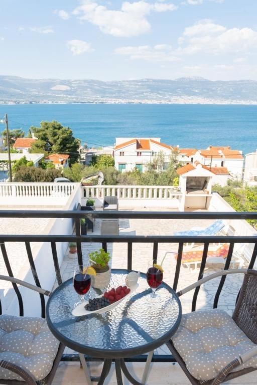 Ferienwohnung In Arbanija Mit Meerblick, Balkon, Klimaanlage, W-Lan 5137-1 Trogir Eksteriør billede