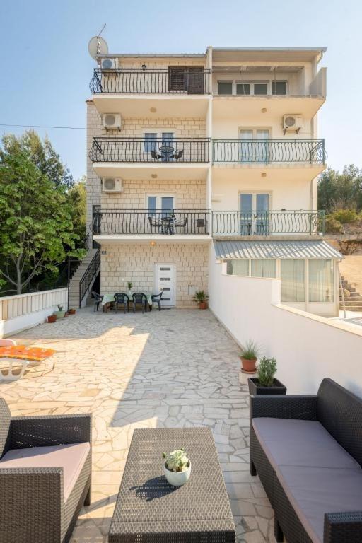 Ferienwohnung In Arbanija Mit Meerblick, Balkon, Klimaanlage, W-Lan 5137-1 Trogir Eksteriør billede